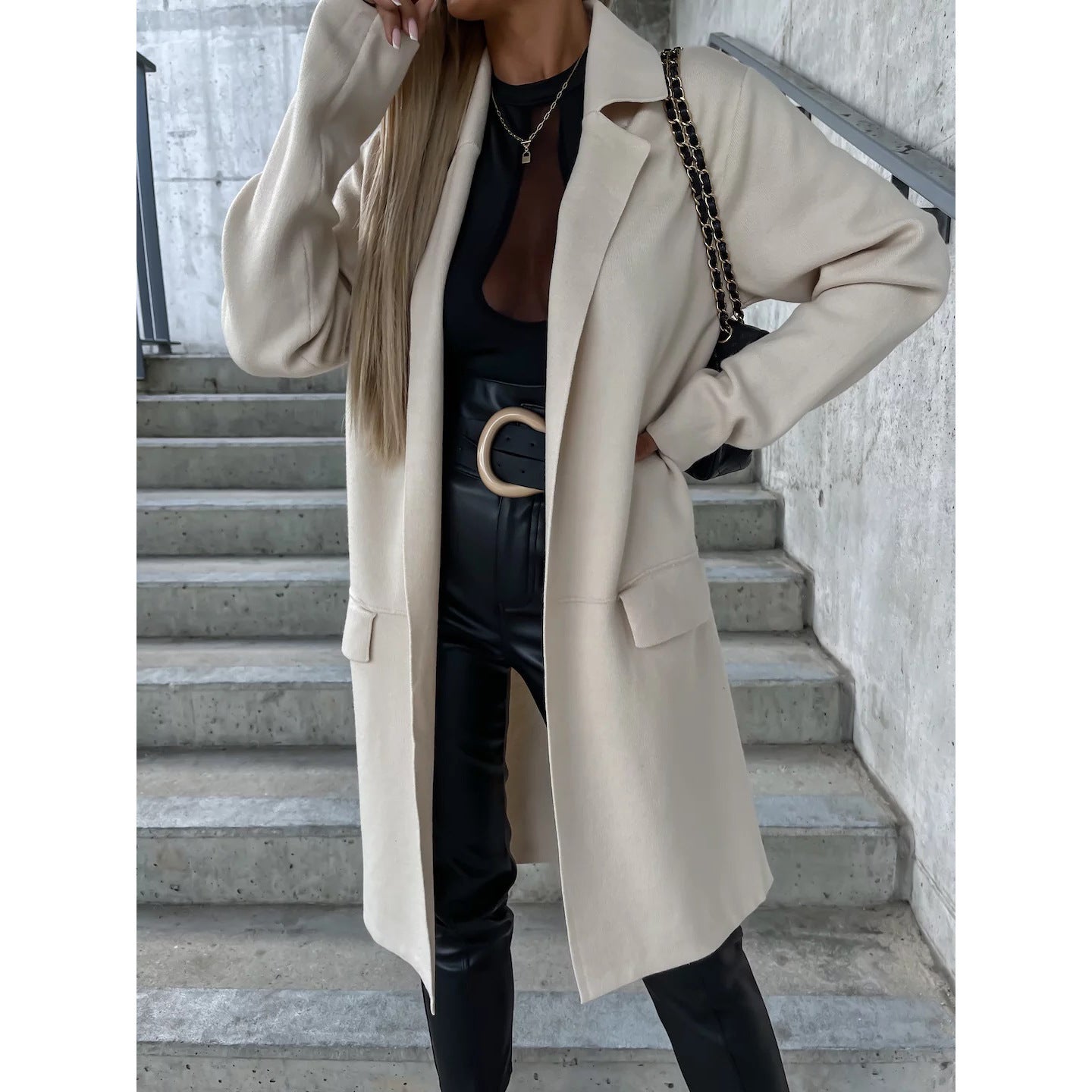 Manteau léger et ample en laine fine, idéal pour un look confortable et élégant