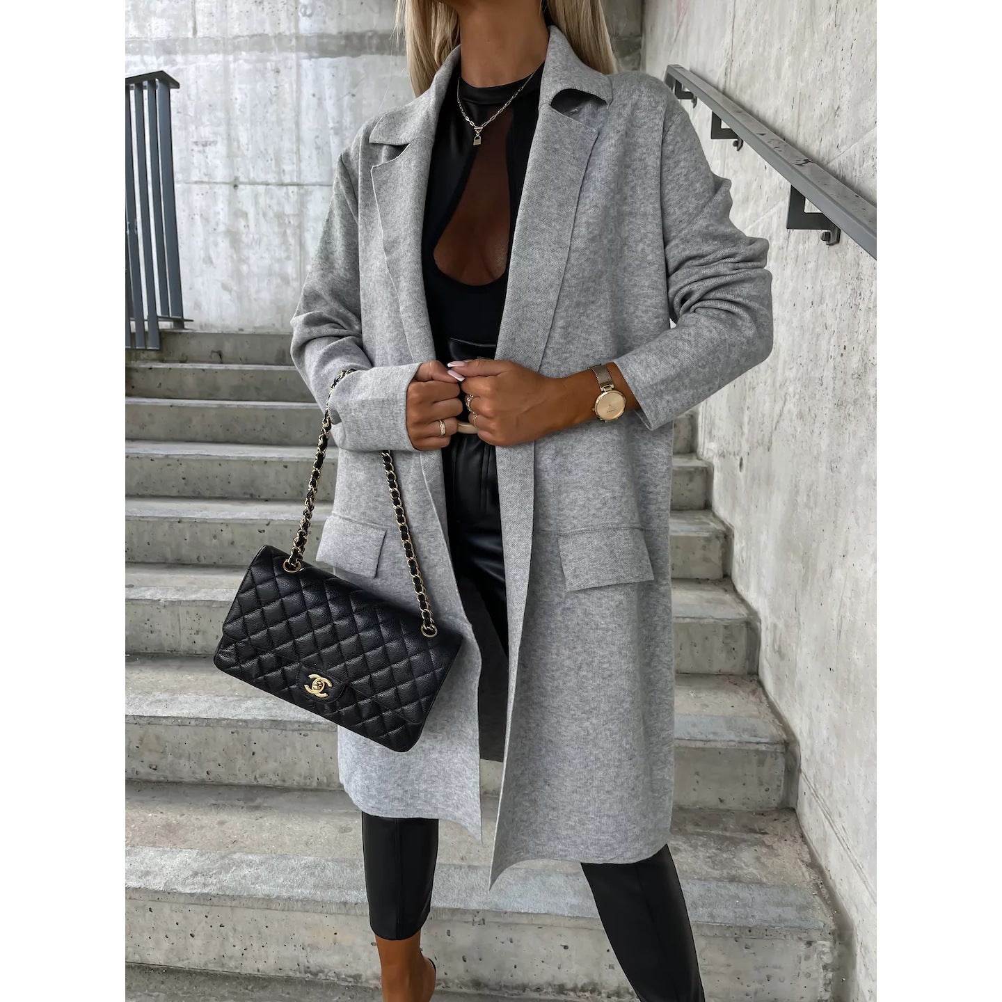Manteau léger et ample en laine fine, idéal pour un look confortable et élégant
